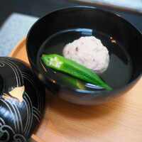 日本料理 TOBIUME - お椀はアオリイカのしんじょうにあえてカツオを強調したお出汁で。