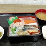 海鮮丼 COCOROTUS - 豪華丼、もっとふんわり盛れば良いのに（笑）