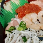 海鮮丼 COCOROTUS - 海老、しらす、いくら