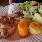 オリエンタル カフェ - やんばる若鶏の香草焼き（１１００円）。