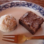 オリエンタル カフェ - デザートの，チョコチップクッキーとブラウニー。