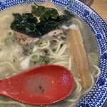 ラーメンX - ワカメ･ネギ･玉ねぎ･砕いた煮干し？