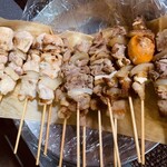 やきとり 三船 - 左がセイニク4本、右がモツ10本