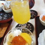 パーラー旅 - レディースセットのドリンクと共に、プリンはサラダのバナナや黄桃でカスタマイズして子供達に(uωu*)