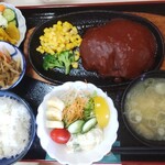 パーラー旅 - 娘はハンバーグランチ1000円✨ライス小で♫サラダの黄色いのは黄桃です♫