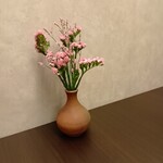 瀬戸内味覚処 芸州 本店 - テーブル横のお花です。