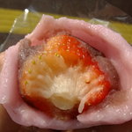 加美家 - ベリーの酸味が素晴らしい、苺大福