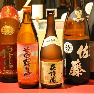 豊富なお酒の数々。限定の日本酒なども入手しております。