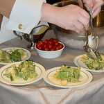 ロウリーズ・ザ・プライムリブ - サラダも目の前で