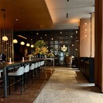 ロウリーズ・ザ・プライムリブ - エントランス～カフェ&バーラウンジ