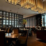 ロウリーズ・ザ・プライムリブ 赤坂店 - 都会的で洗練されたインテリアのメインダイニング