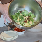 ロウリーズ・ザ・プライムリブ 赤坂店 - 目の前でパフォーマンス～オリジナル・スピニング・ボウル・サラダ 1,600円