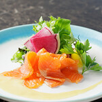 ヴィラリーフ - 料理写真:メープルサーモンの自家製マリネ　イエローパプリカヴィネグレットソース