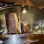 ロウリーズ・ザ・プライムリブ 赤坂店 - シルバーカートで登場 目の前でカービング