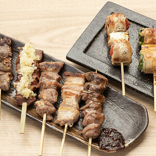 ヤキトリや肉巻き野菜をはじめ、炭火焼きメニューが充実！