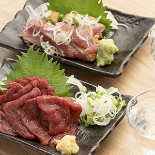 生の本マグロの刺身や鶏・馬刺しは、日本酒と合わせてどうぞ♪