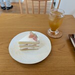cafe＆cake kashico - 料理写真:桃のショートケーキ