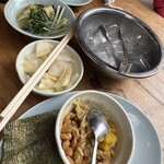 大衆食堂みゆき - 納豆沢庵のり付き、白菜漬け
