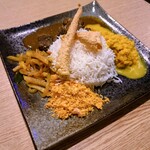 CEYLONA - 下中央から奥に向かってポルサンボルと日替わりのラーブテルダーラ