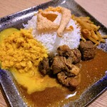 CEYLONA - 左がパリップ・右がブラックポークカレー