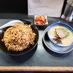 九州ラーメン うまか - 料理写真:●うまかチャーハンランチ　1,000円

●小ラーメン（豚骨or醤油）　＋450円

●うまかチャーハン大盛り　＋450円

合計　1,900円　を注文してる事になっていた（汗）