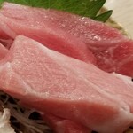 出羽鮨 - 生本マグロ。