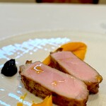 311422239 - 長崎産芳寿豚。 低温調理してロティしたものでしょうか？ 非常に柔らかい肉質。 かぼちゃと黒にんにくのペーストで。 クセがない豚肉に酸味が効いた濃厚な黒にんにくが刺激を与えて新鮮な味わい。