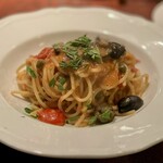 エンリコ - スパゲティーニ 山梨 依田さんのフレッシュトマトのプッタネスカ