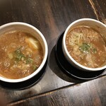 製麺処 蔵木 - 左:普通　　　右:牛モツ1.5倍
