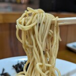 春日遅遅 - ボキッとしたかための歯応えのストレート細麺