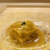 赤坂 菊乃井 - ①【猪口：先付-1】
                      生雲丹（函館産紫）豆腐、山葵餡掛け、徳島産若芽のピュレのせ