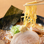 札幌真麺処 幸村 - 料理写真:味噌ラーメン（箸を上げている）