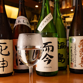 希少価値の高い地酒や焼酎、ウイスキーをご用意。お食事とどうぞ