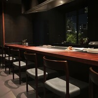 祇園みかく - 大きな窓から四季に応じて景色が楽しめます