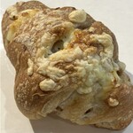 リトル マーメイド - 料理写真:塩くるみチーズパン270円