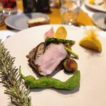 TRATTORIA 庭 BY FARM AKIRA - 豚も柔らかくて絶妙な焼き上がり、レモンは種が飛ばないように薄いネットでおしゃれにくるんであるのがまた凝ってる