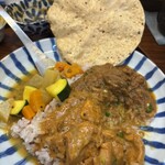 月と亀 - おいし〜い食べ方の通り、ご飯にカレーを全部かけ、一通り其々の味を堪能後、パパドを砕いて混ぜて食す。色々な味が楽しめて最高！