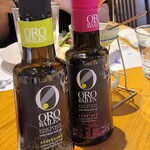 TRATTORIA 庭 BY FARM AKIRA - お肉の場合とパンの場合で、二種のオリーブオイルが用意されていて、その隣には三段の薬味の皿が。