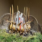 徳ㇵ本也 - 辻村傀氏の伊賀焼大鉢でハタハタを炭を立てて焼きます☆