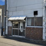 KARMA - コレが外観なんだけど、コレを初見でカレー屋と思える人がいるだろーか？