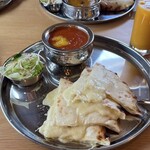 ナンストップ - 混ぜる前のバターチキンカレー　バターの塊有り