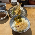 天ぷらめし 金子半之助  - TKGにいか柚子、高菜明太盛り付けて
