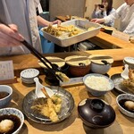 天ぷらめし 金子半之助  - どんどん盛り付けてくる