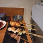 炭火串焼 ふだに - おまかせ四本コース　奥から親鶏フォワグラ白レバー、つくね、ねぎま、砂肝