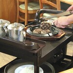 フライングガーデン - 爆ハン にんにくソース（ダブル）（スタッフがテーブル脇で最後の調理）