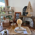 葡萄屋kofu ハナテラスcafe - カウンターテーブル席に飾られている雑貨と共に