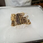 割烹 鍋物 鮨よし - 鱧焼き霜、氷の上で皮目だけ炙ります