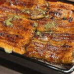 中村家 - 鰻重特上　5,500円　ご飯の間にも鰻サンド。粉山椒の瓢箪が扱いにくくて山椒がきれいにふれず（泣）