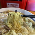 支那そば専門店 へいきち - しっとりなめらかなスープがよく絡む細麺！