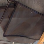 魚と酒 はなたれ - 席の下をよく見ると荷物入れが折りたたまれている